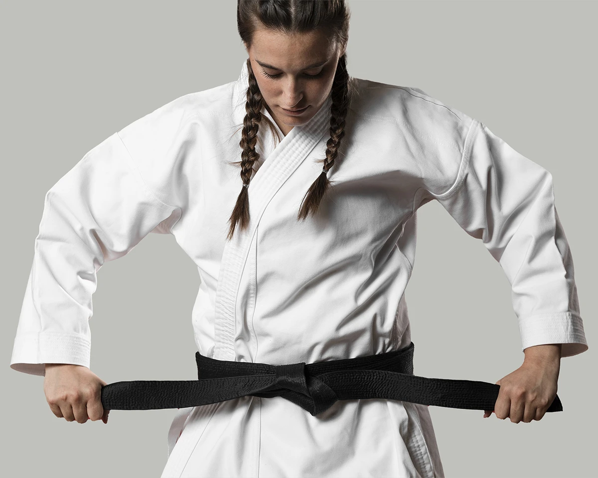 Schwarzen Gürtel binden